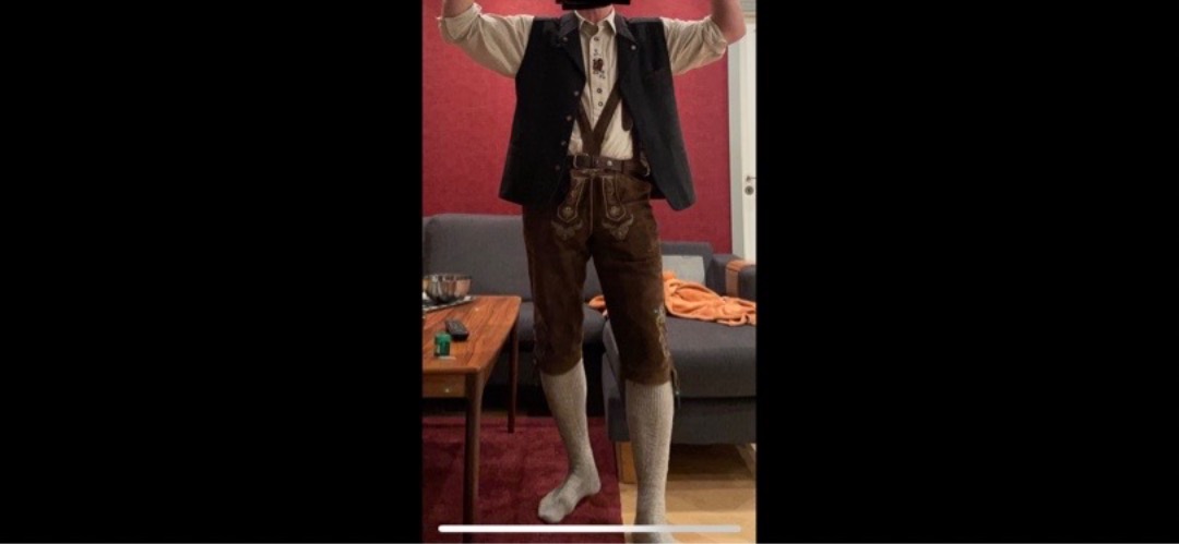 Äkta lederhosen, väst och skjorta.