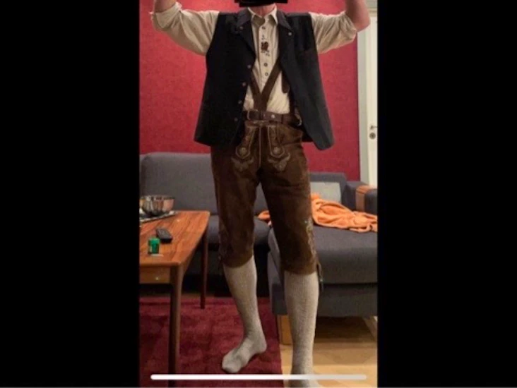 Äkta lederhosen, väst och skjorta.