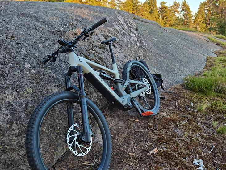 Canyon torque on:7 sähkömaastopyörä / dh pyörä