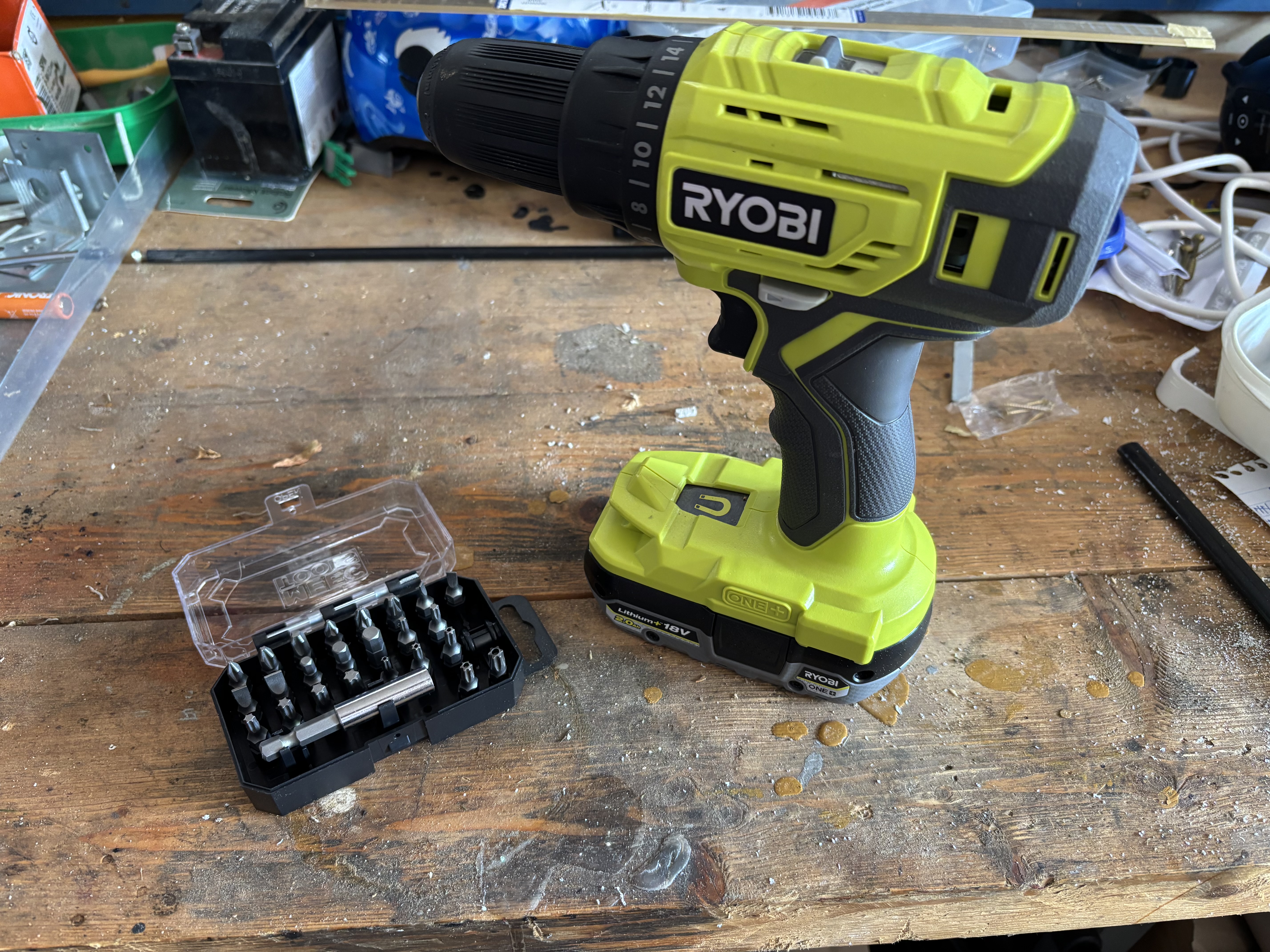 Skruvdragare ryobi med bitsats 