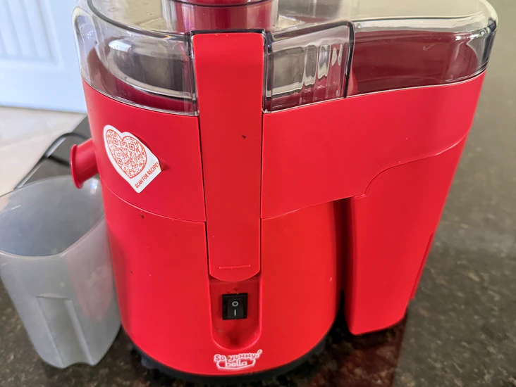 Small juicer so yummy by bella