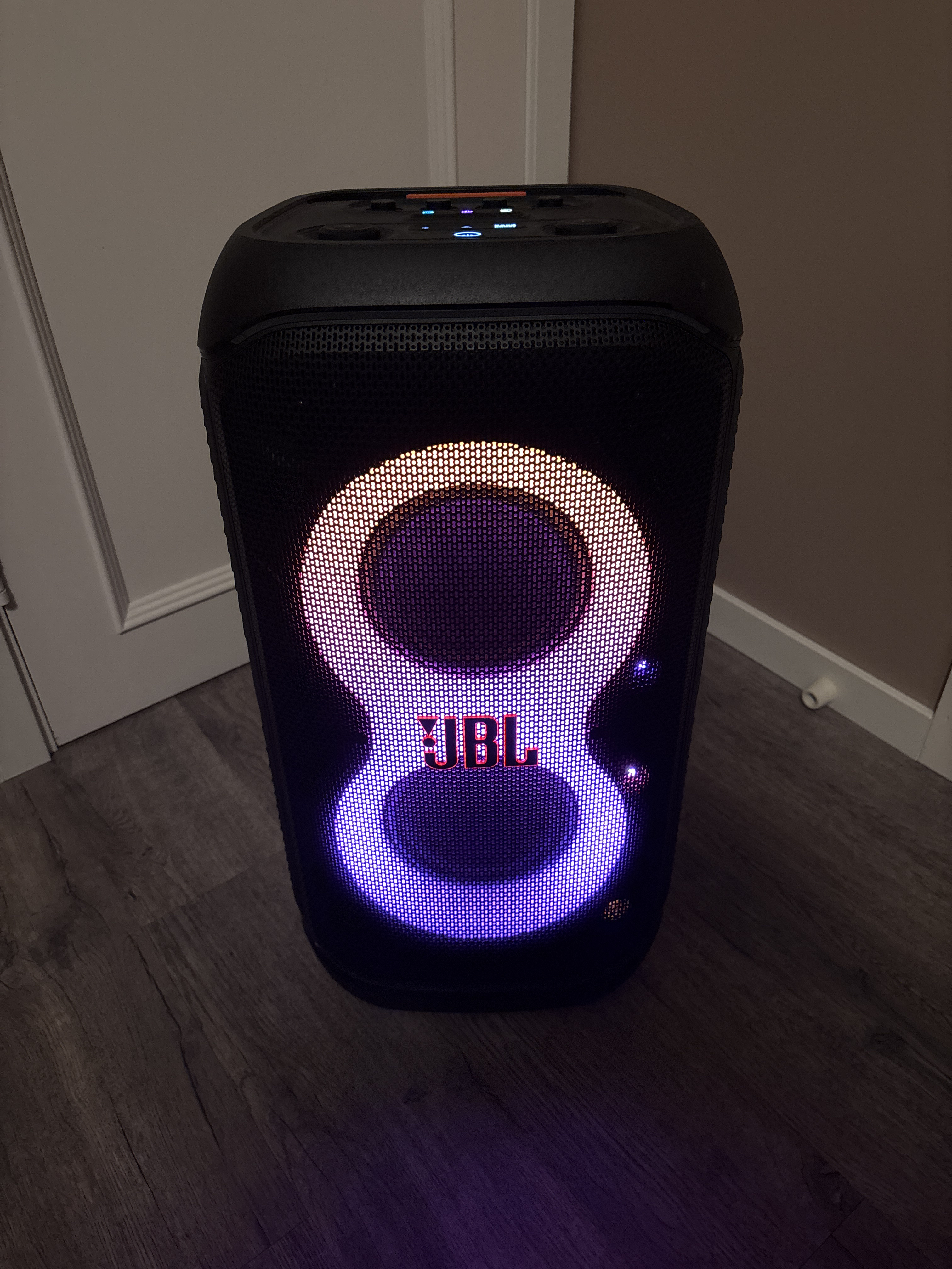 Jbl partybox stage 320 - kraftfull partyhögtalare med ljusshow & hjul.