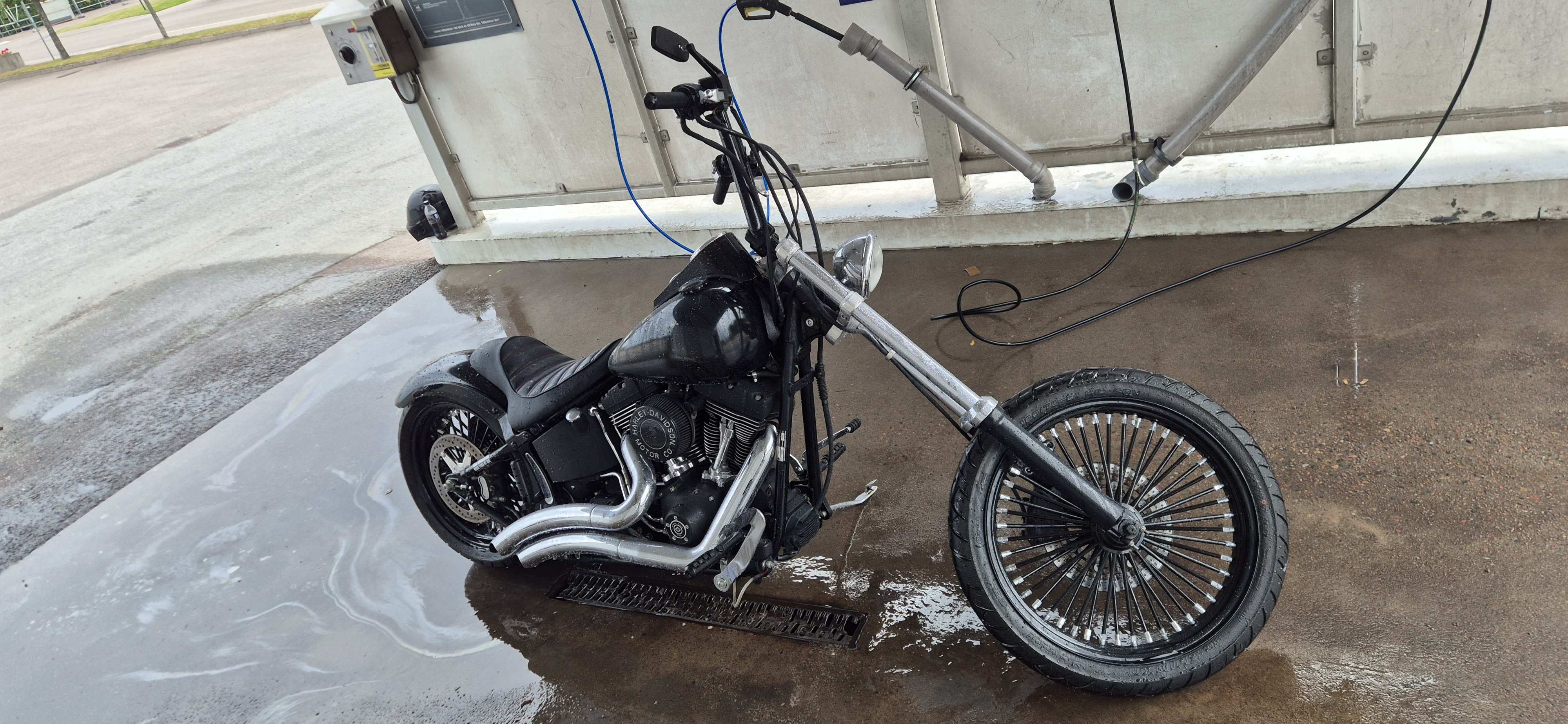 Känn dig som en riktigt biker med denna harley som väsnas