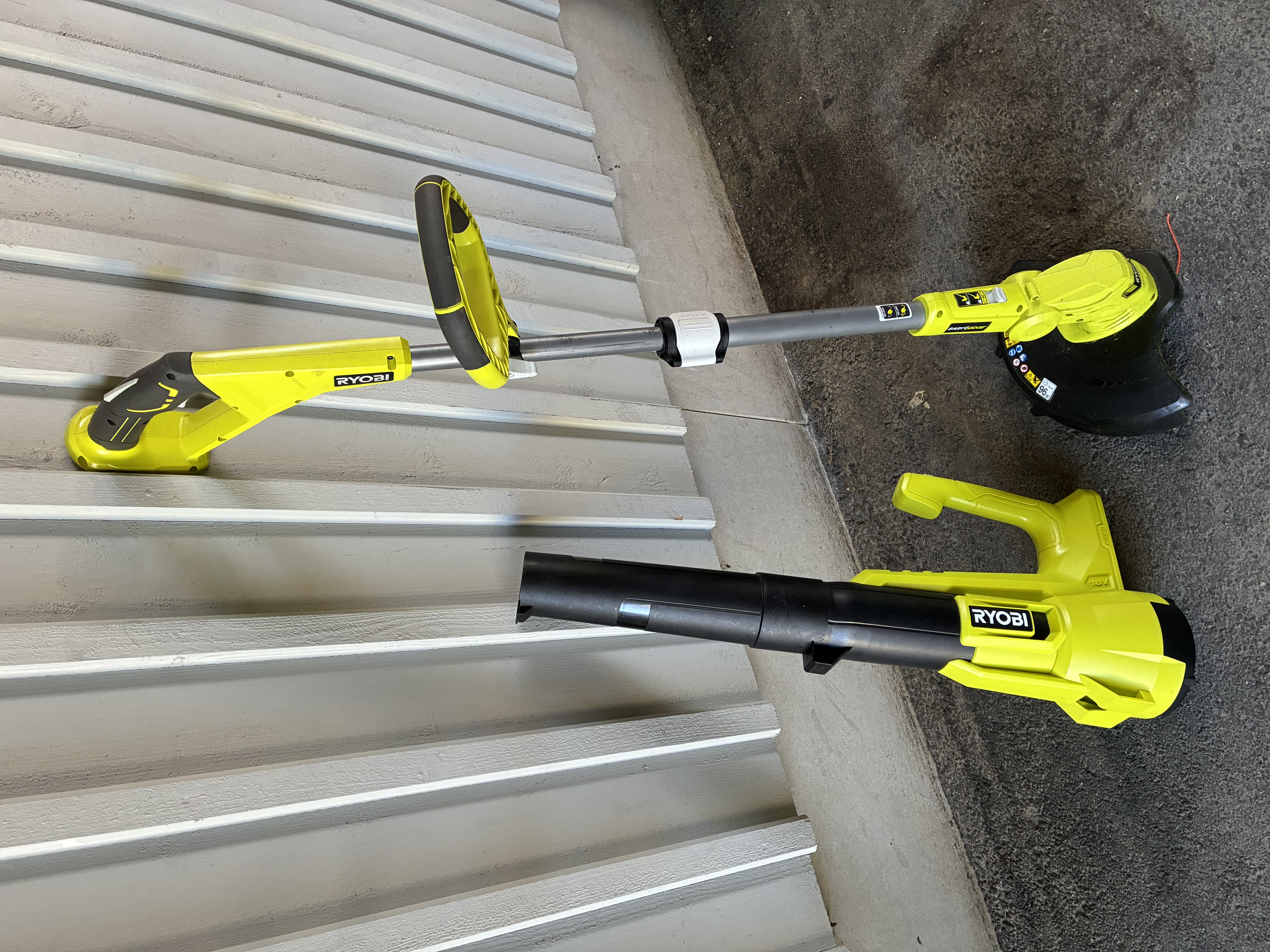 Grästrimmer/lövblås batteridriven.