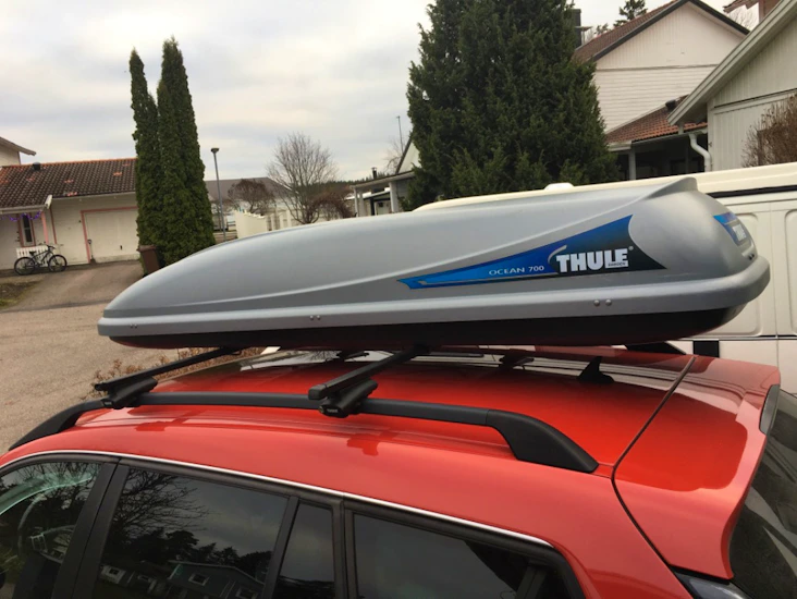 Rymlig takbox för skidor mm