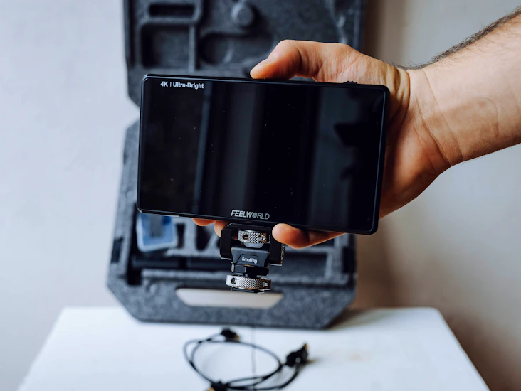 Feelworld lut6 6” ultra bright field monitor (with tilt mount + batteries)