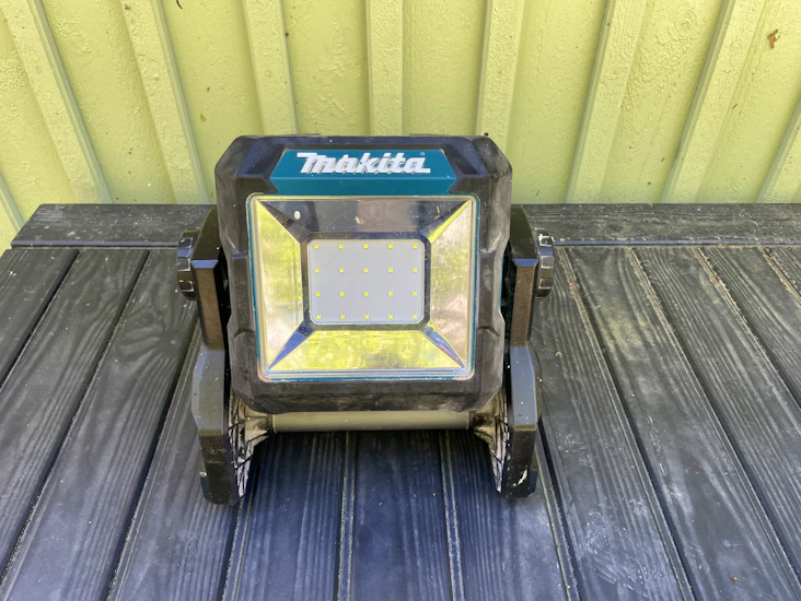 Makita ml003g akkukäyttöinen työvalaisin