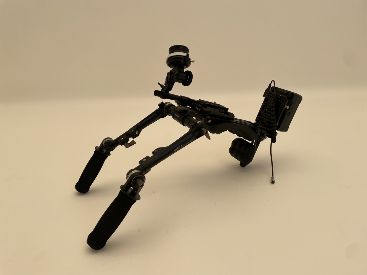 Tilta tiltaing shoulder rig with v lock battery and focus puller combo 