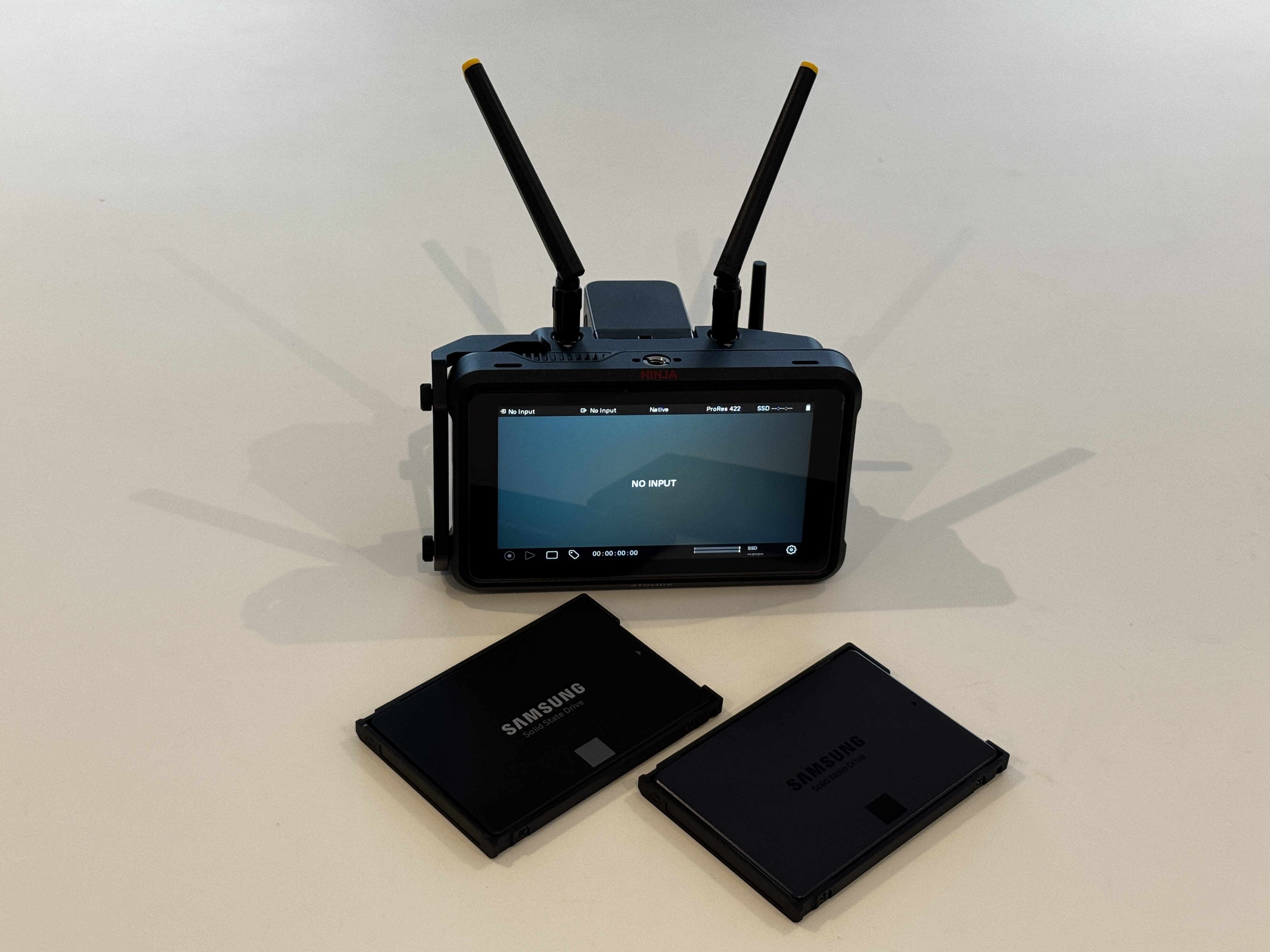 Atomos ninja v + atomos connect module (2 units available)