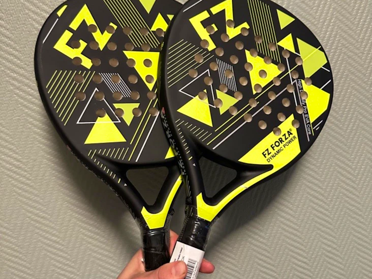 2stk padel racket i karbon og 3stk baller