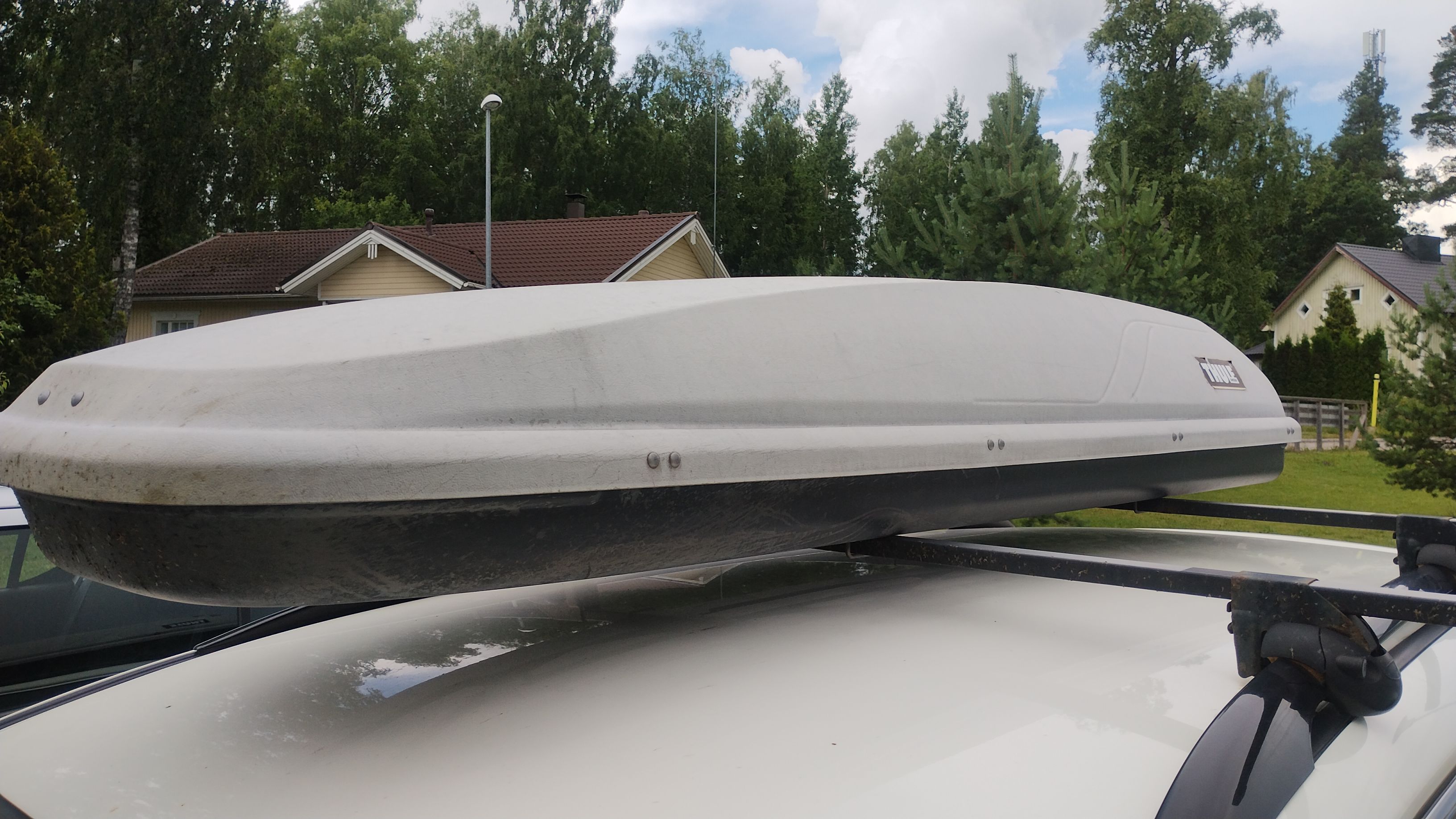 Thule-suksiboksi (mitat: 215 x 47.5 x 30 cm) – sopii telineeseen kuin telineeseen!