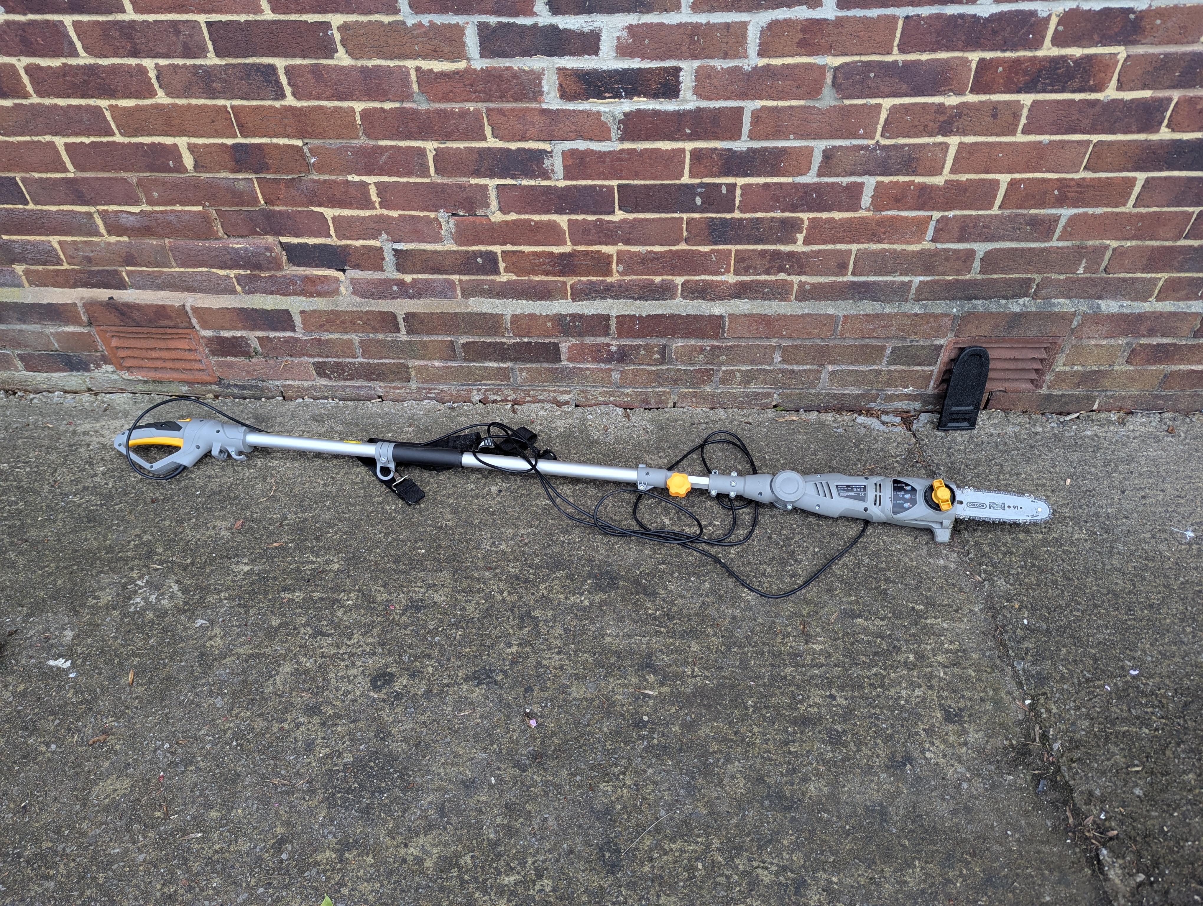 Telescopic pole chainsaw