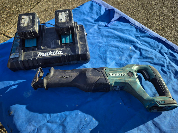 Reciprocating saw makita
