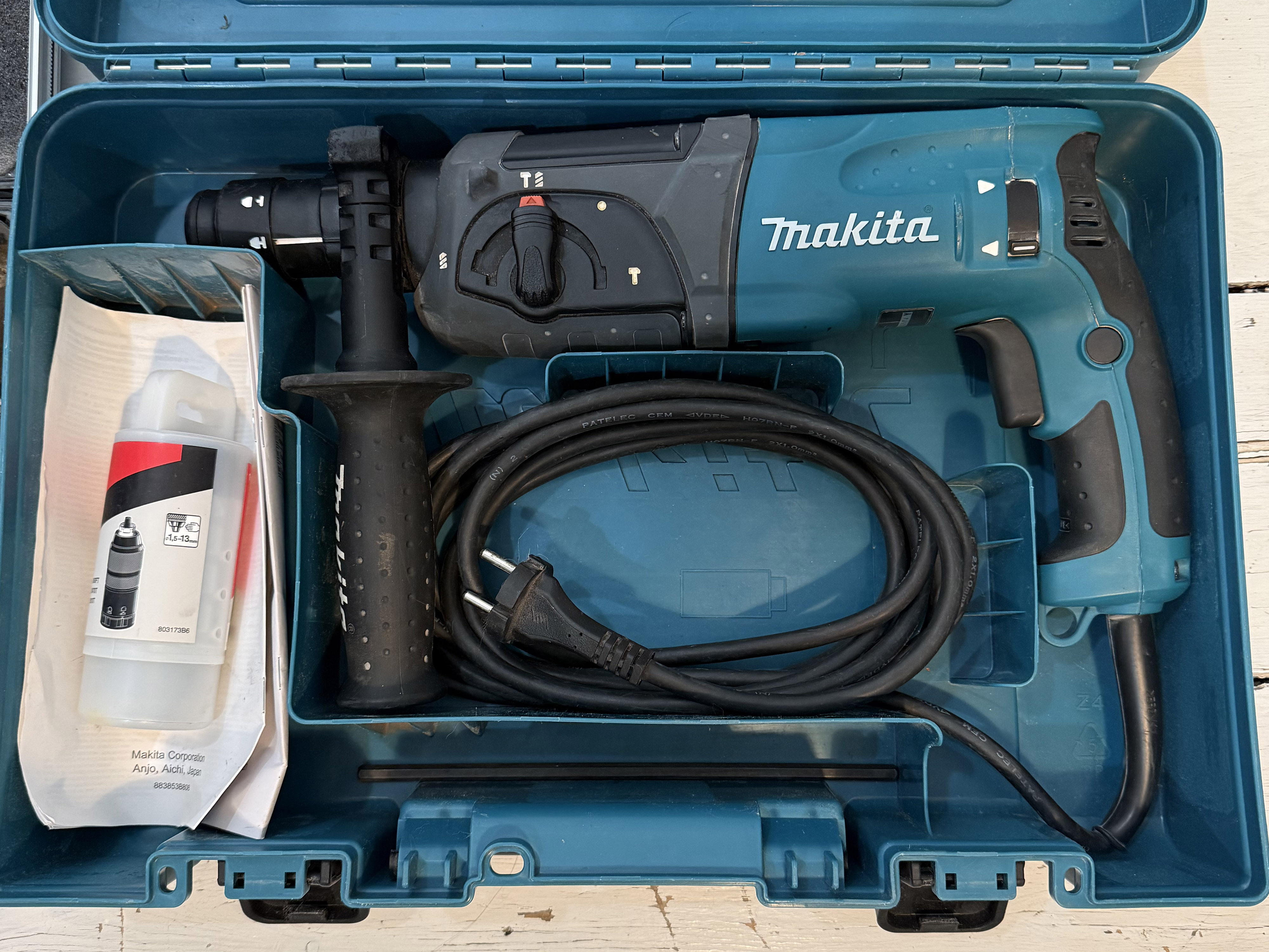 Kraftig makita slagborr hr2470ft + borrar