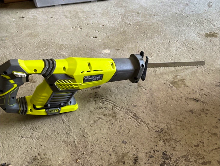 Elektrisk bajonettsag