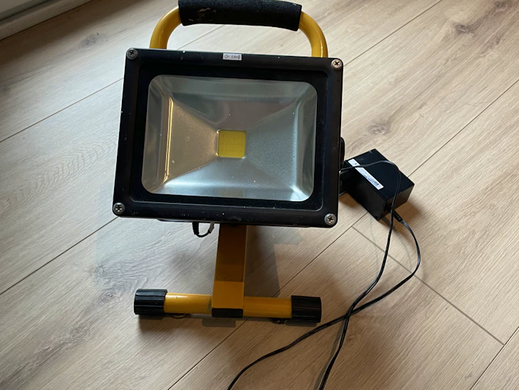 Led uppladdningsbar flood light