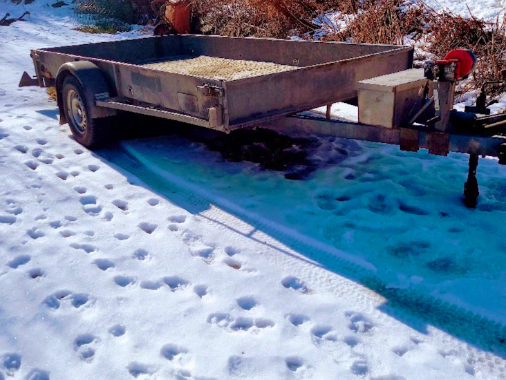 Bålstasläp med lemmar.