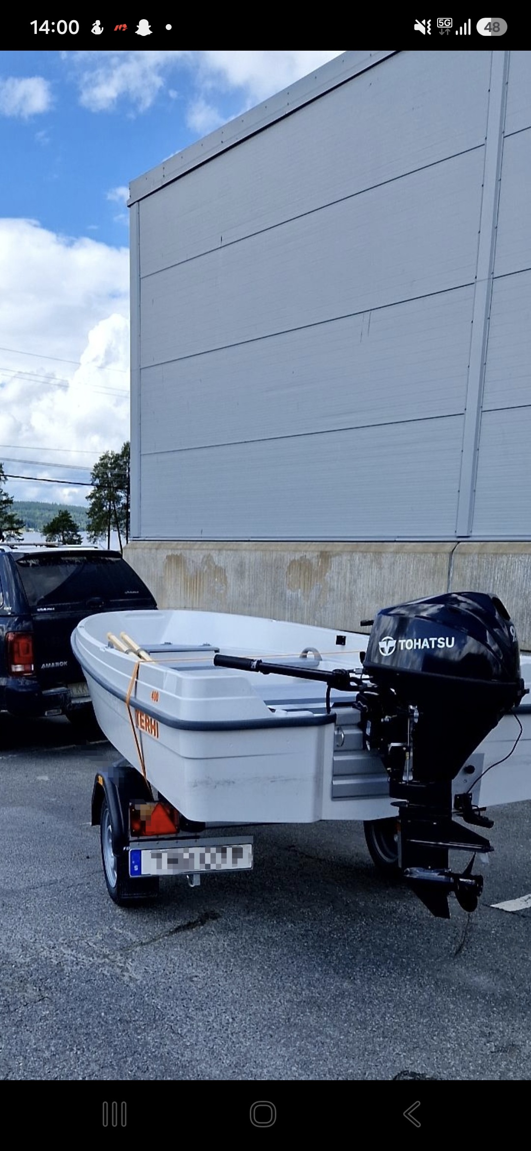 Båt med motor på trailer 