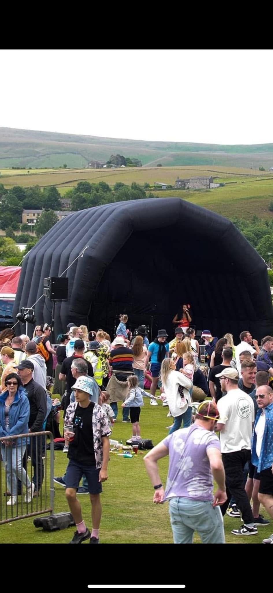 Inflateable stage covering 