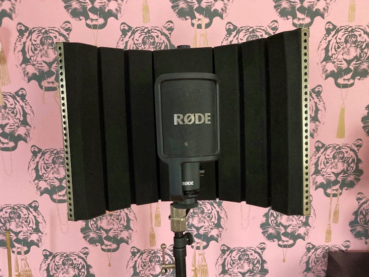 Studiomikrofon, stativ och akustisk skärm