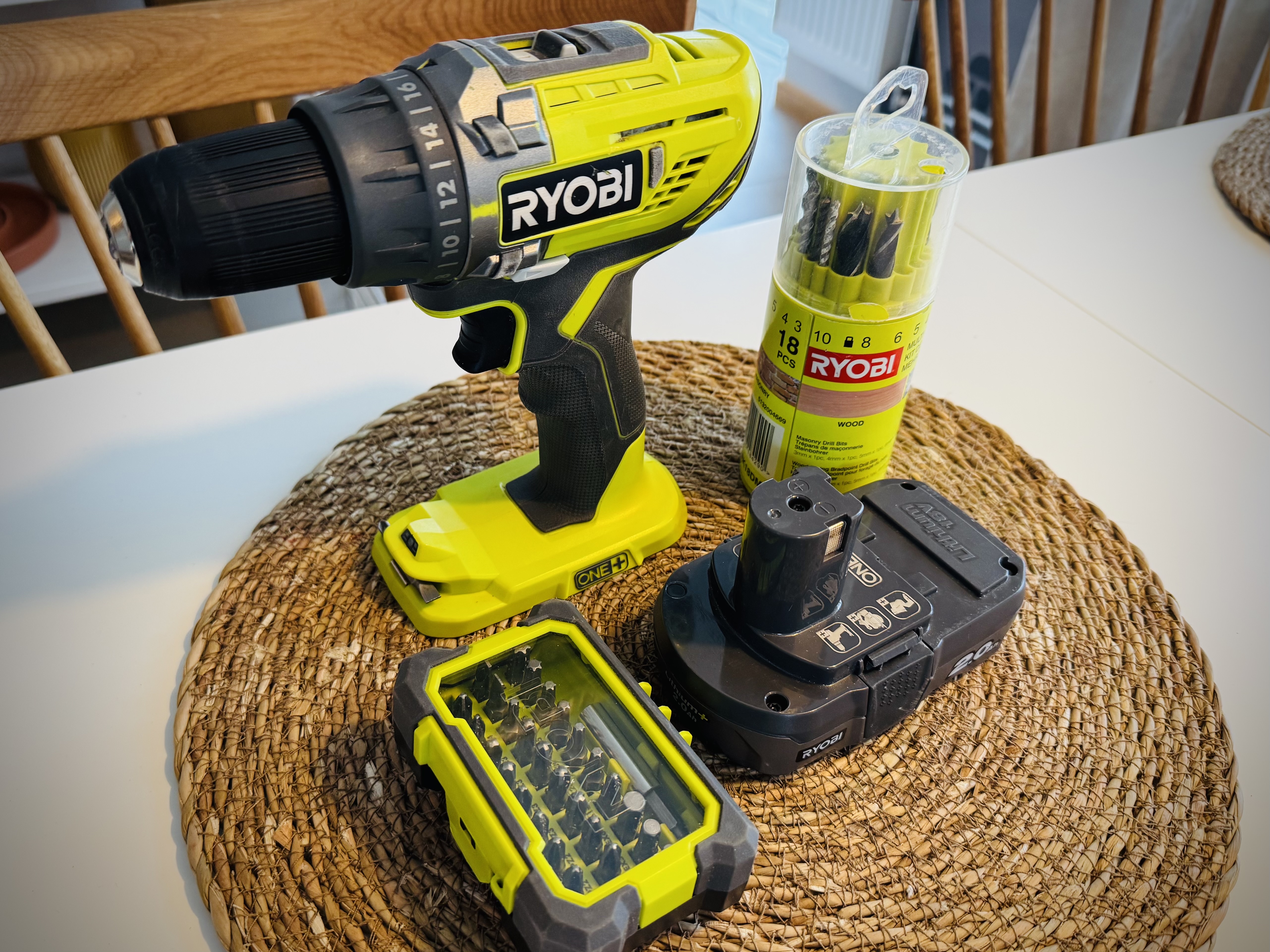 Ryobi one+ skruvdragare med bits- och borrsats