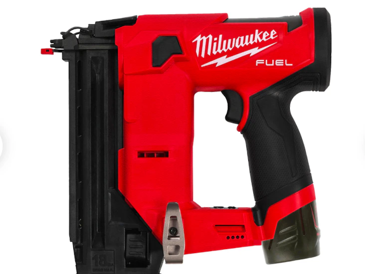 Milwaukee m12 fuel™ 18 ga rett spikerpistol på batteri