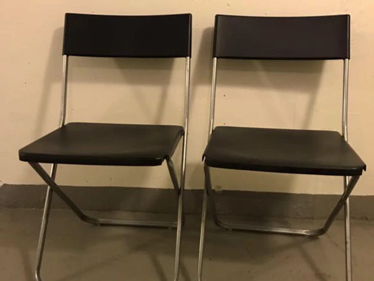 2 svarta klappstolar