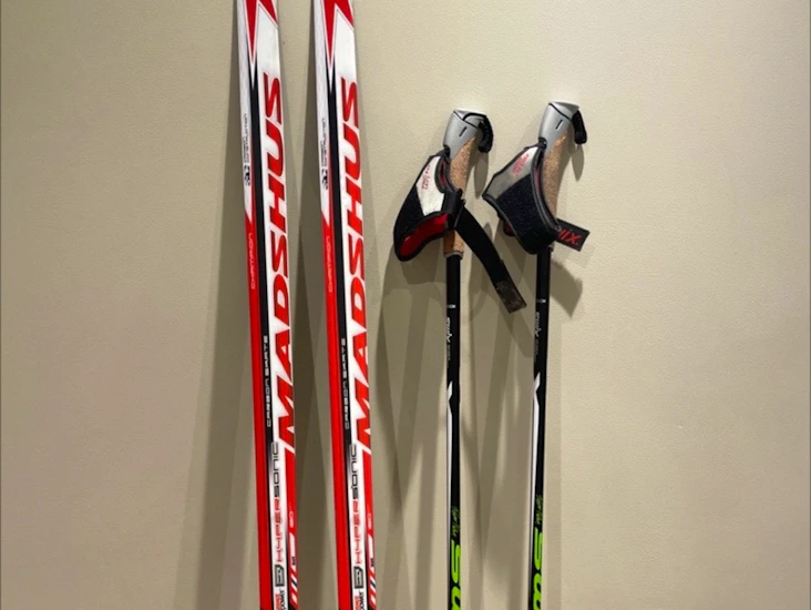 Skipakke: skøyteski med staver og sko dame