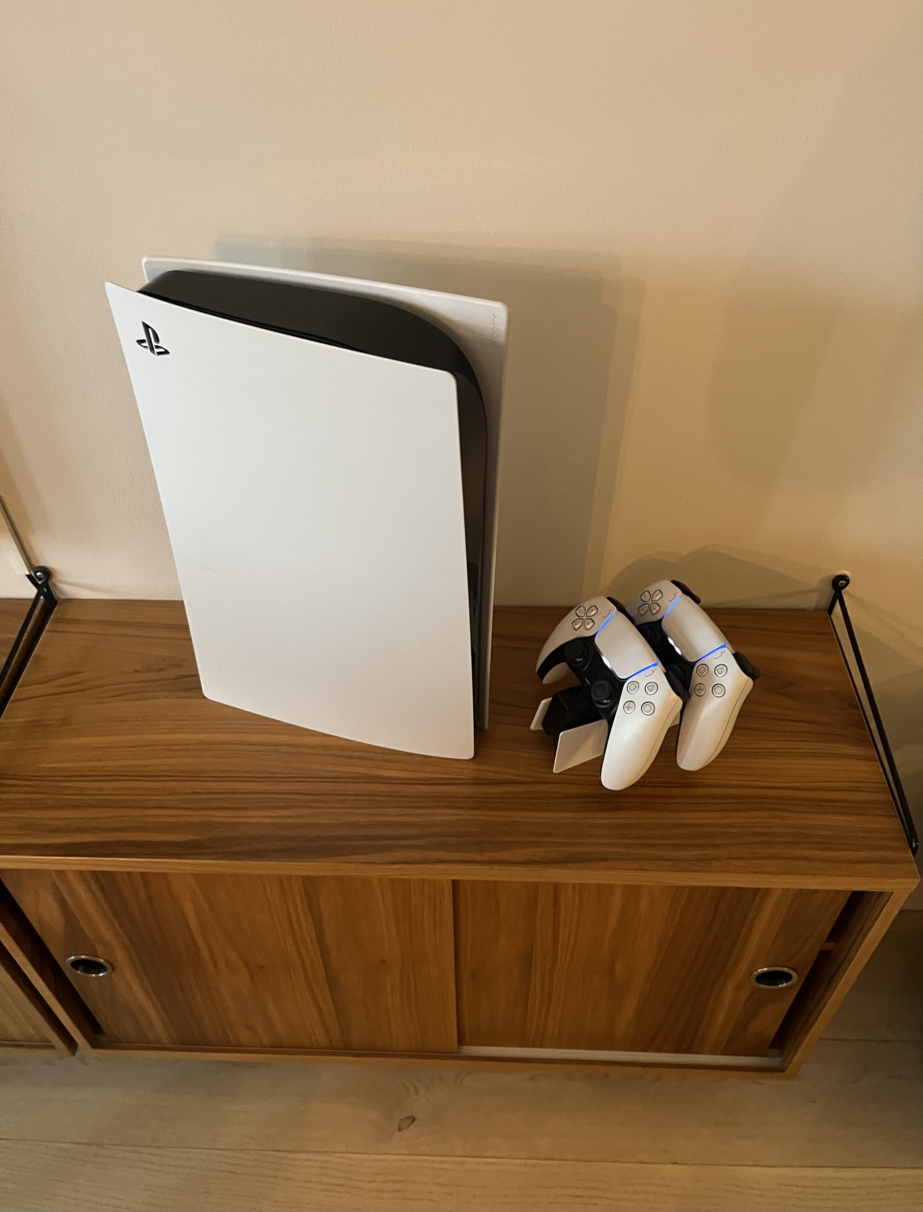 Ps5 med två handkontroller