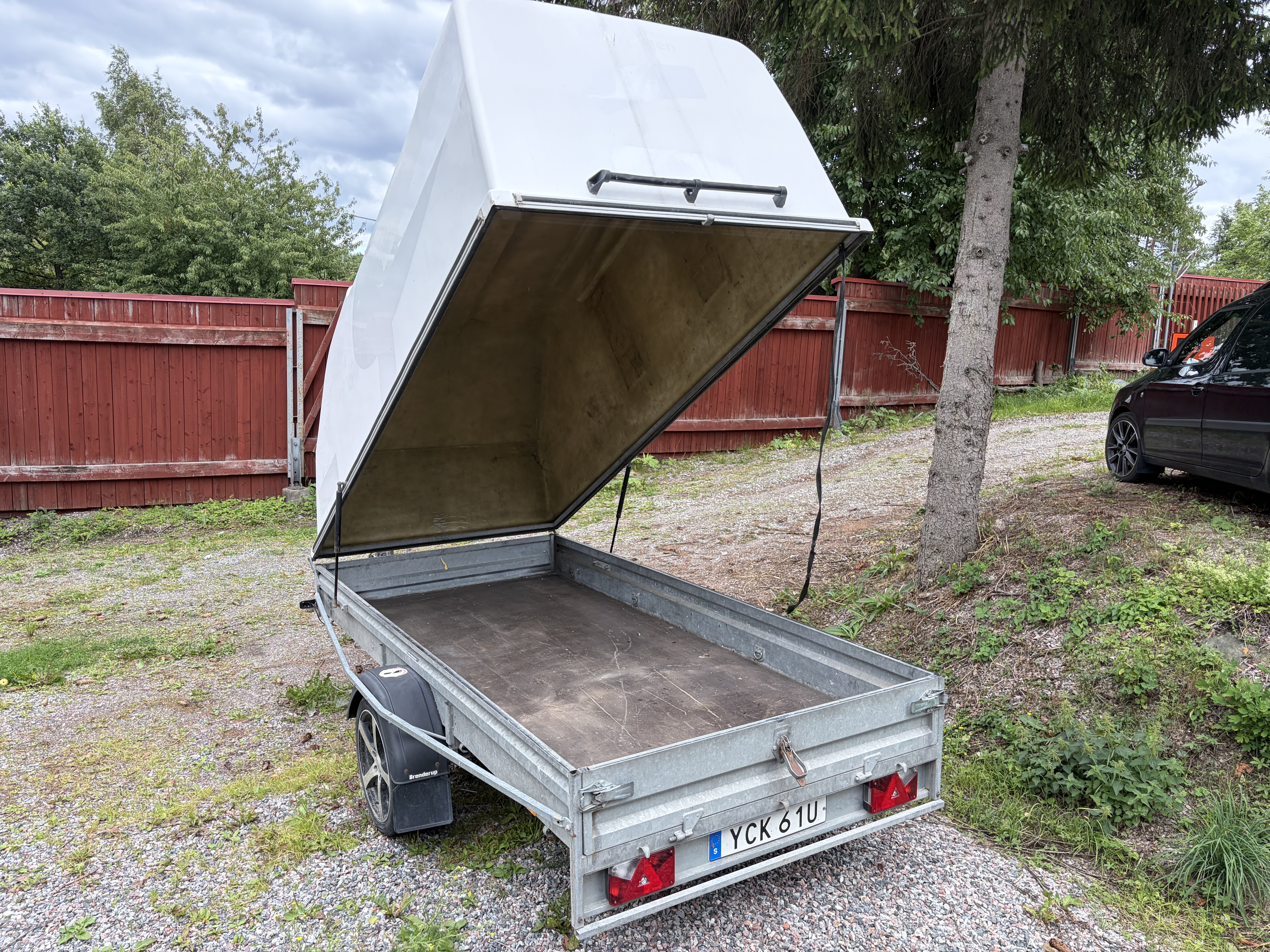 Rymlig och stabil släpvagn med kåpa