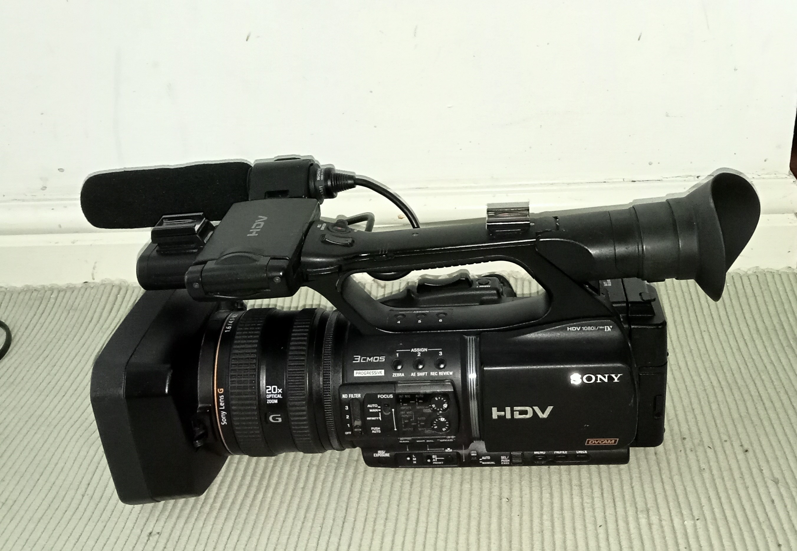 Sony hvr-z5 hd camera, cf card recorder, light and batteries/charger