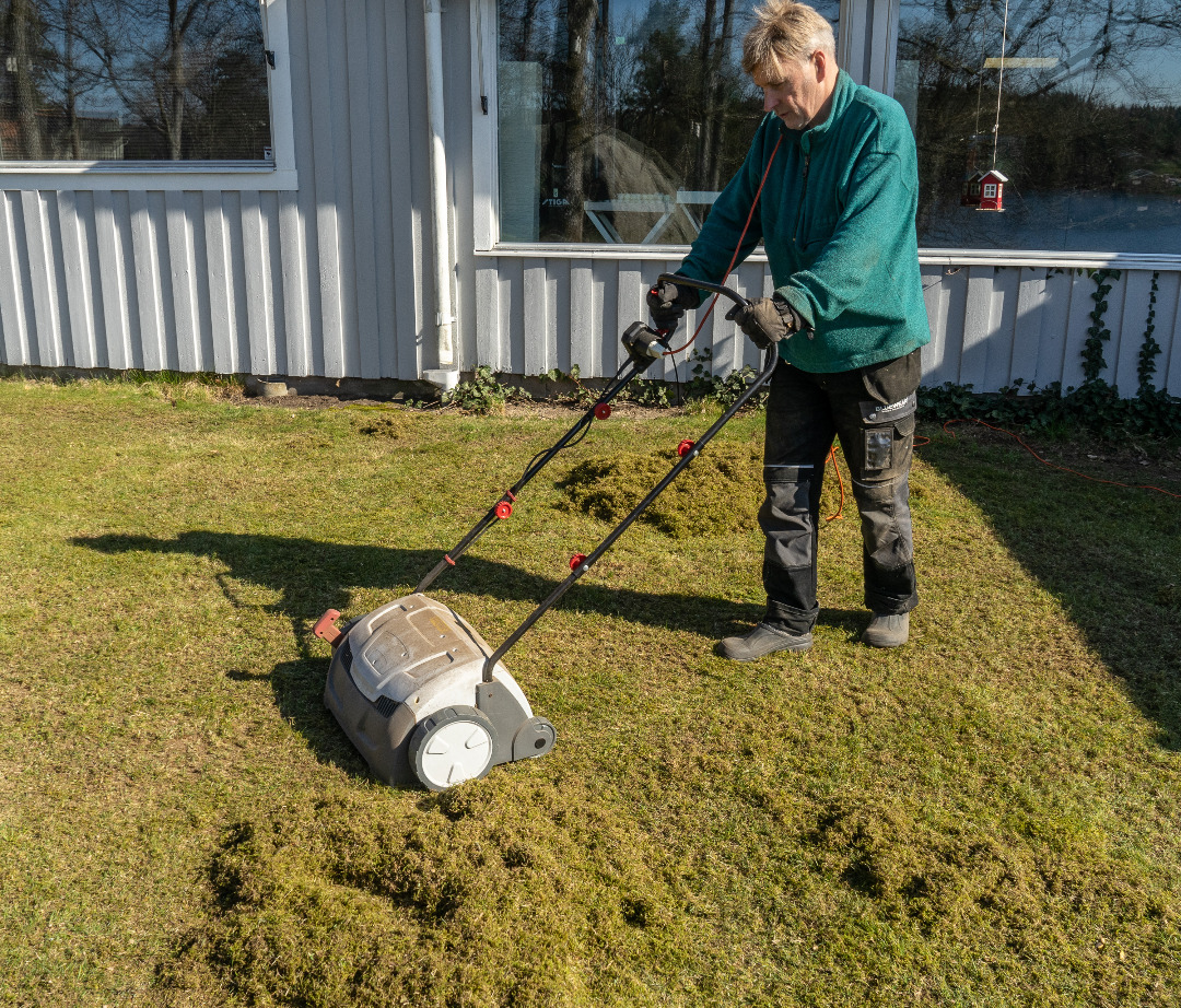 Elektrisk vertikalskärare och mossrivare
