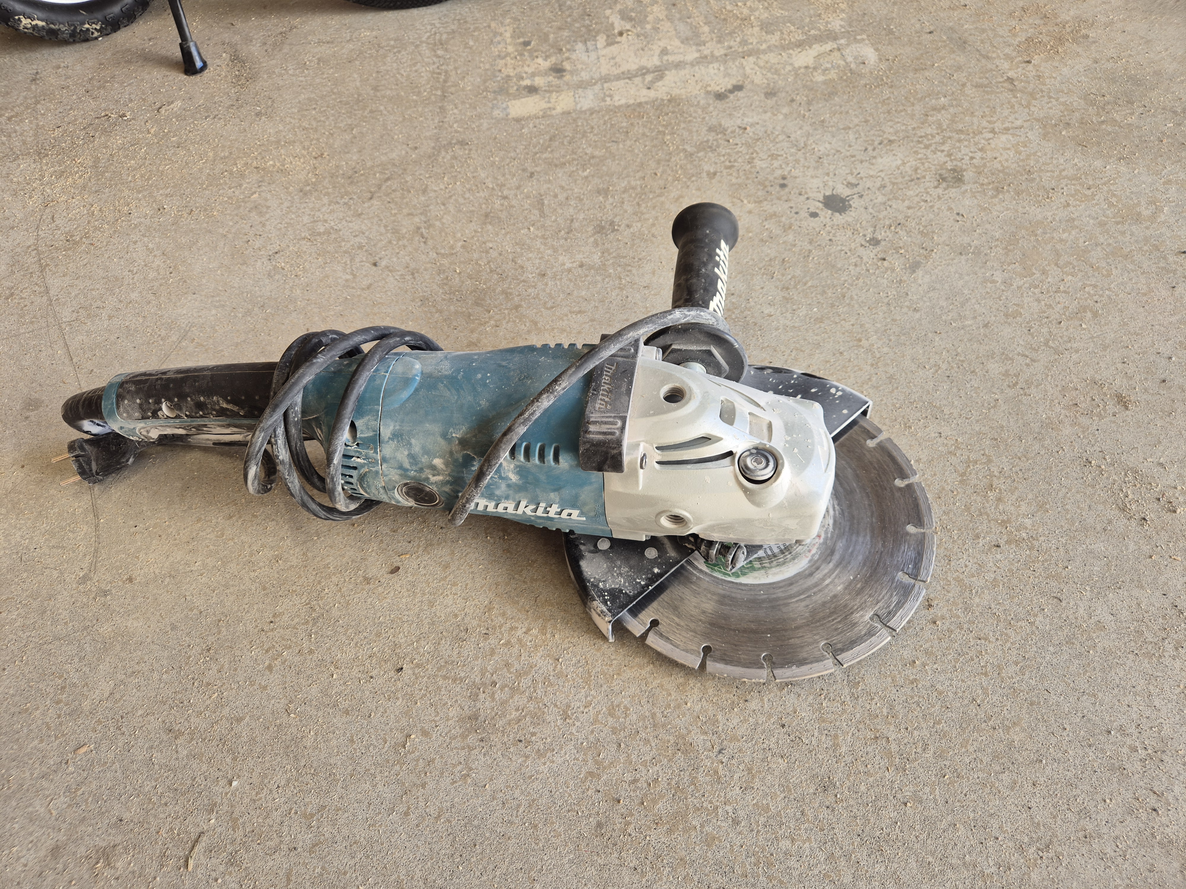 9" vinkelsliper med diamant skive