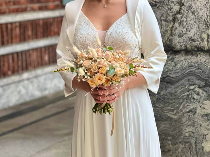 Brudekjole, bolero og sko leies ut. elegant og nydelig kjole!