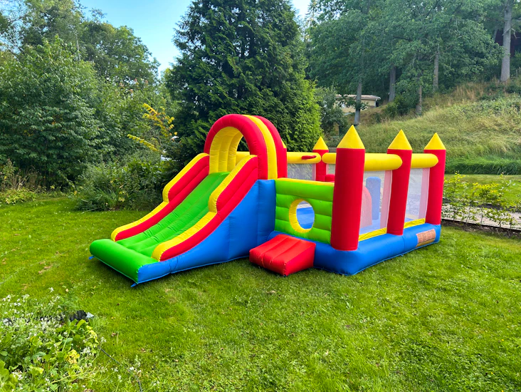 1. hoppborg med stor hoppyta och rutschkana