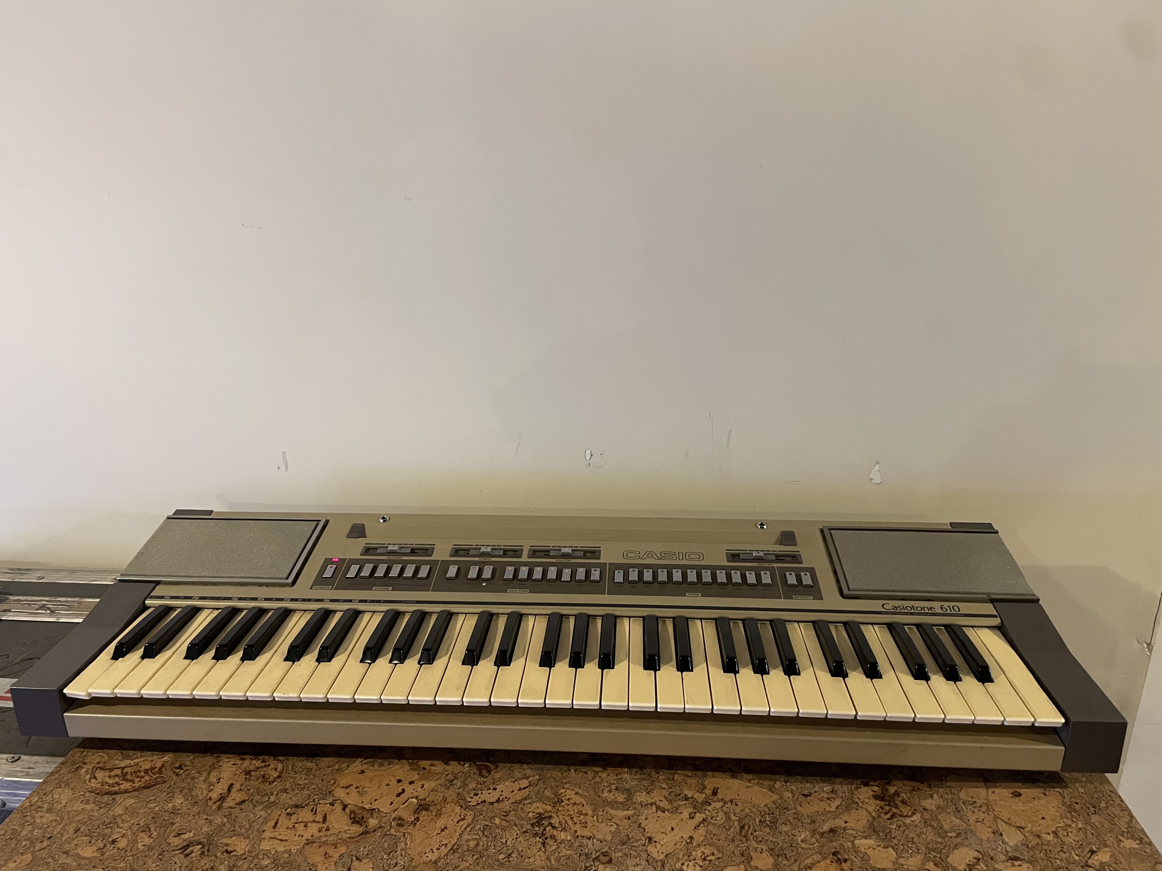 Vintage casio casiotone 610 keyboard – 61 keys & built-in speakers