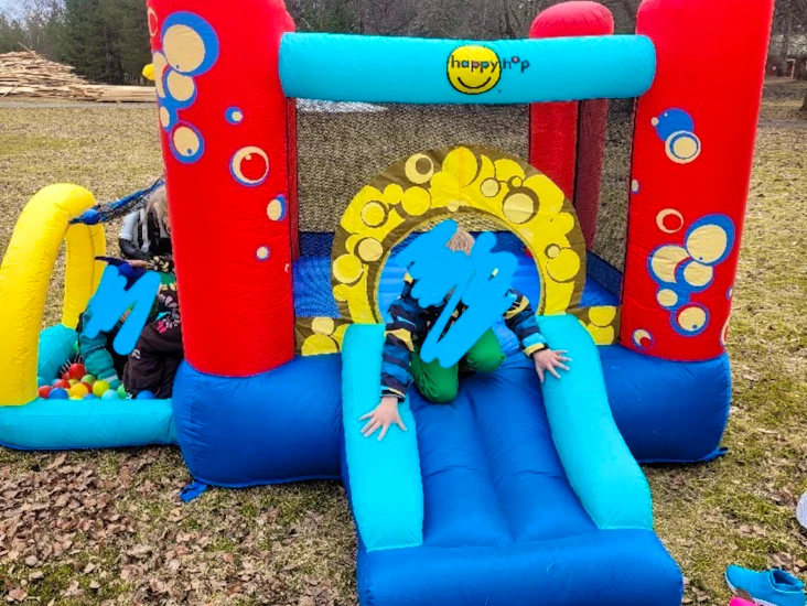 Pomppulinna pienille lapsille. .