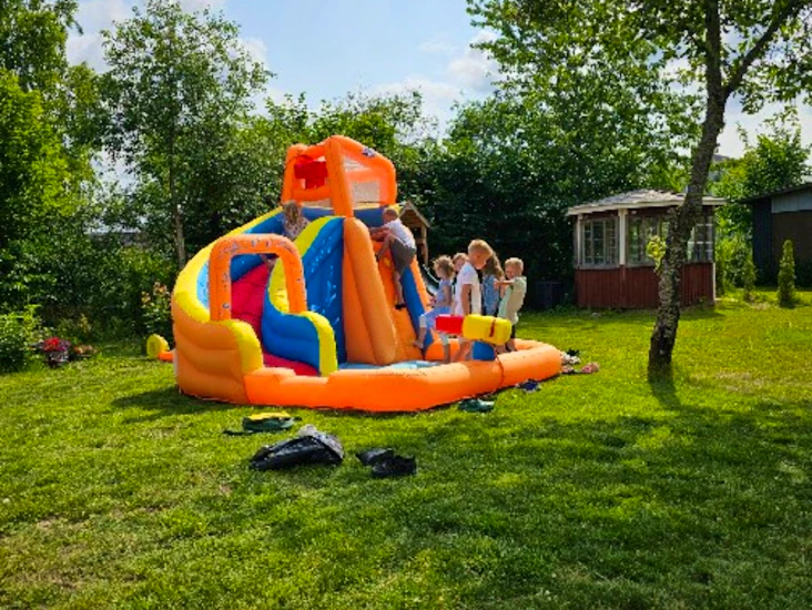 Barnpool med rutschkana och vattenkanon!