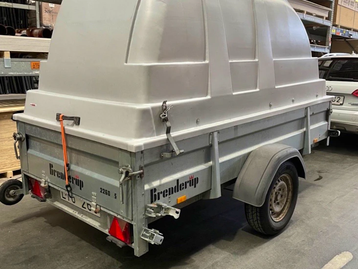 Släpkärra med kåpa