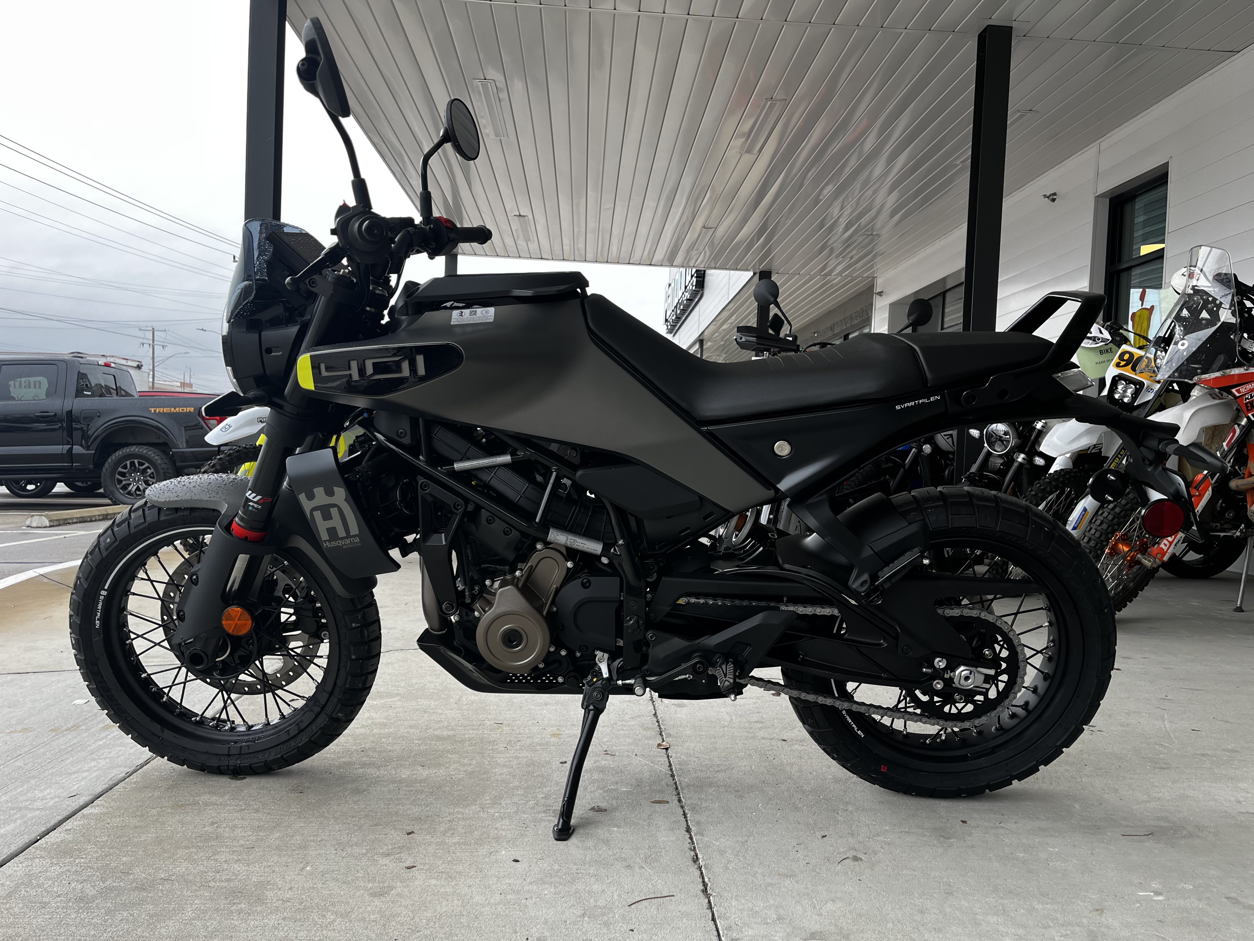 Husqvarna svartpilen 401 -24