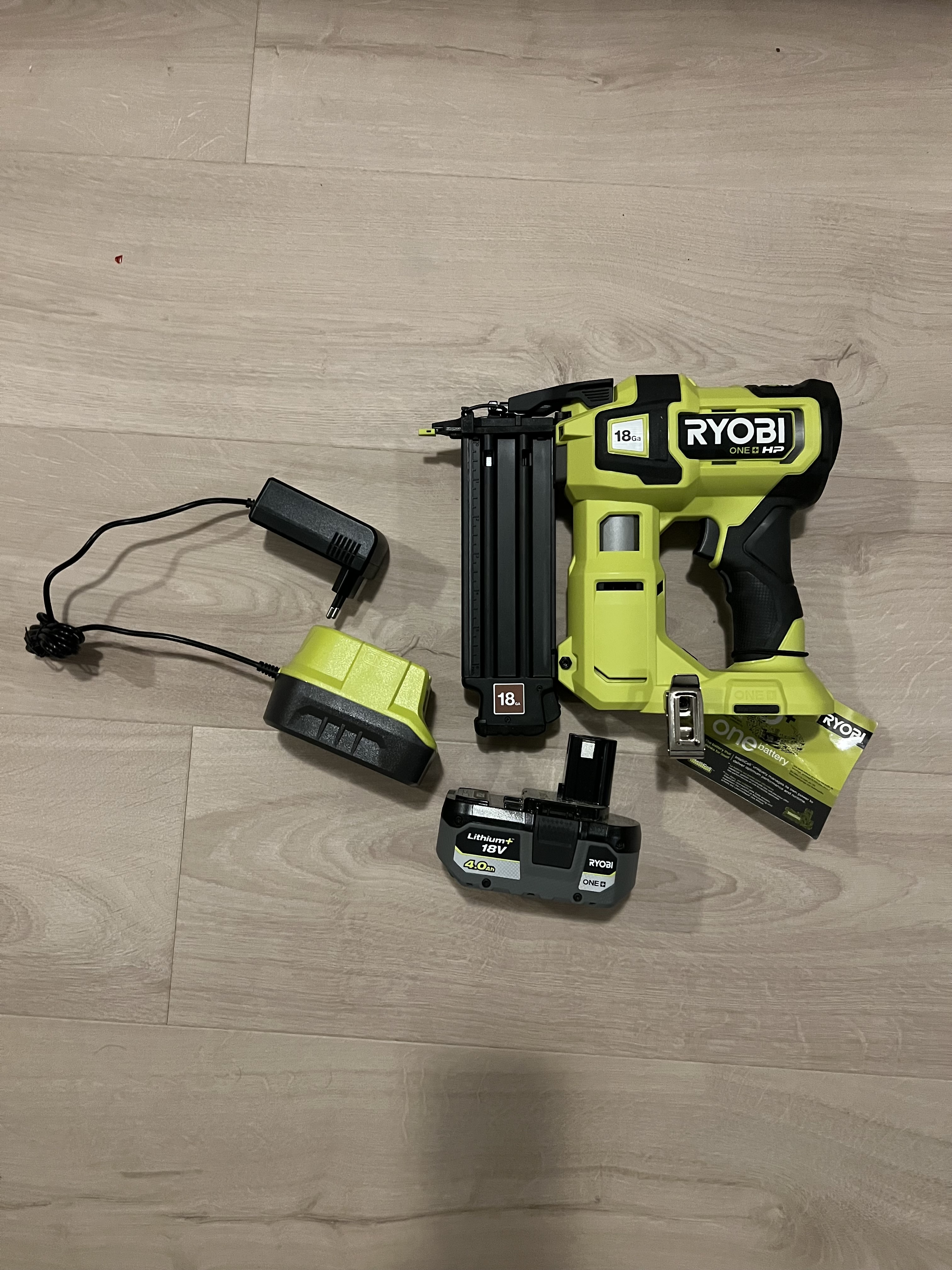Ryobi r18gn18 m/vbatteri og lader