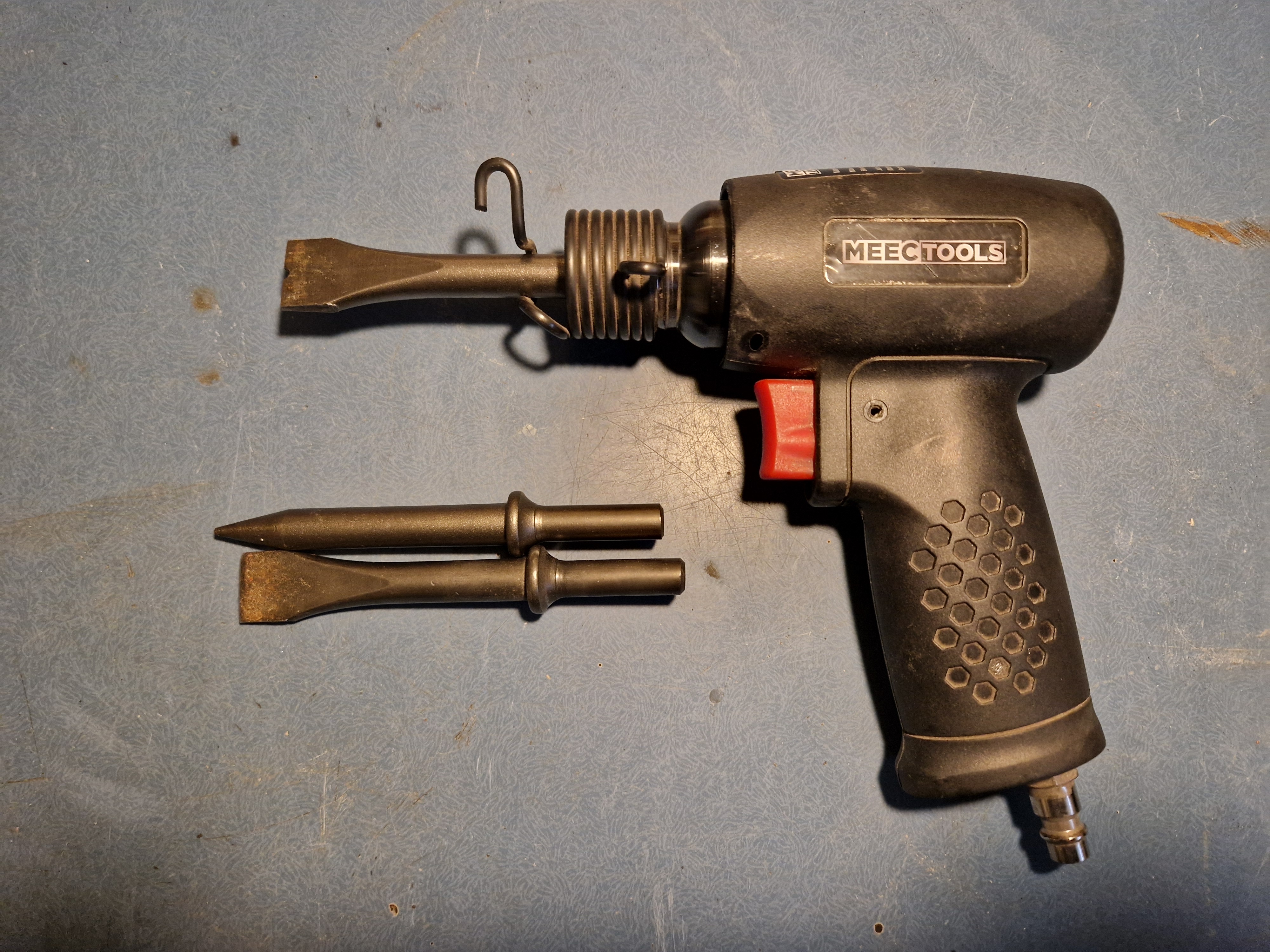 Tryckluftsdriven mejselhammare och nålhammare