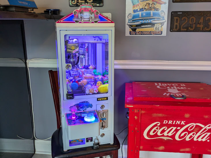 Mini claw machine