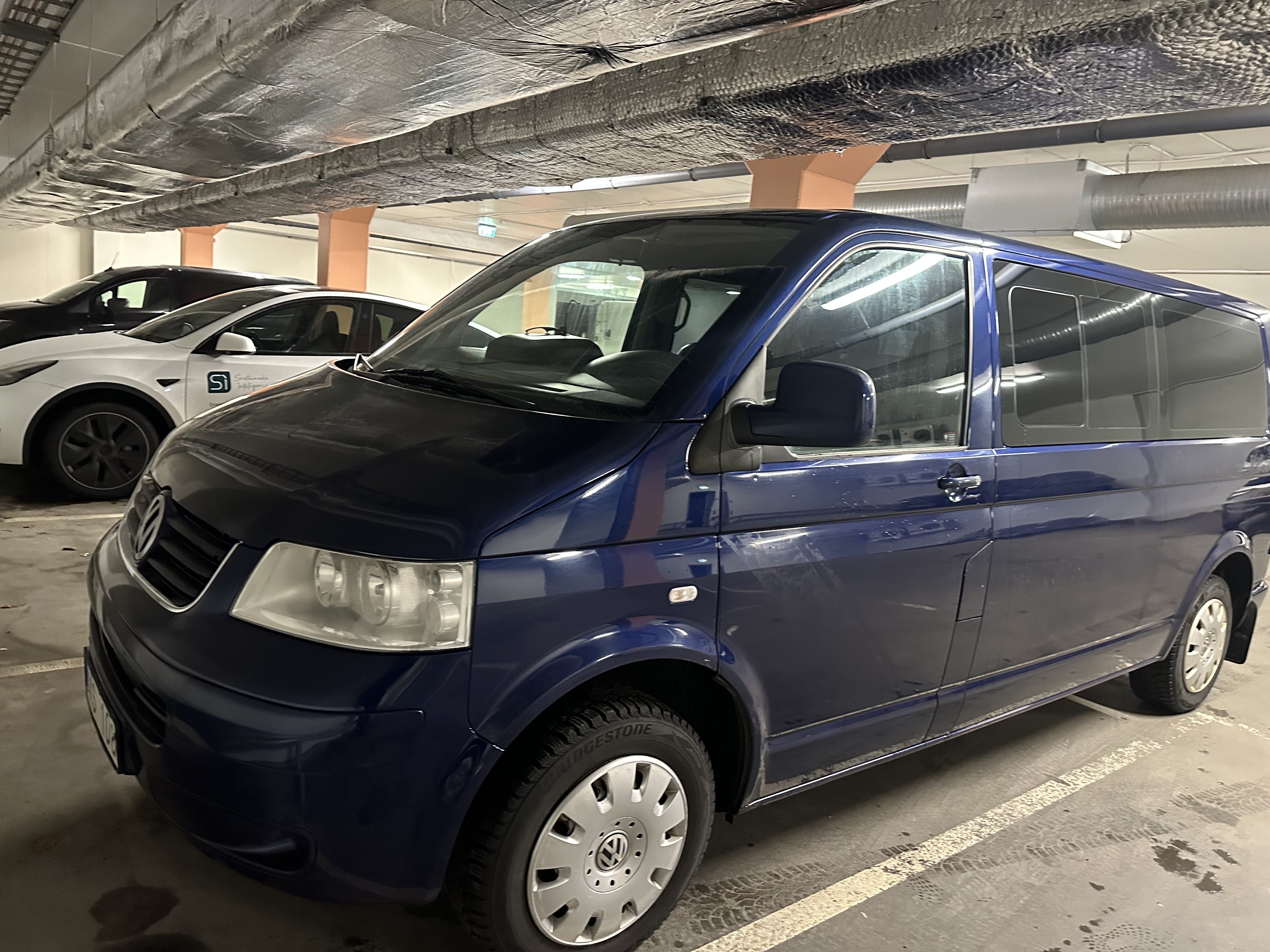 Rymlig volkswagen minibuss – plats för hela sällskapet