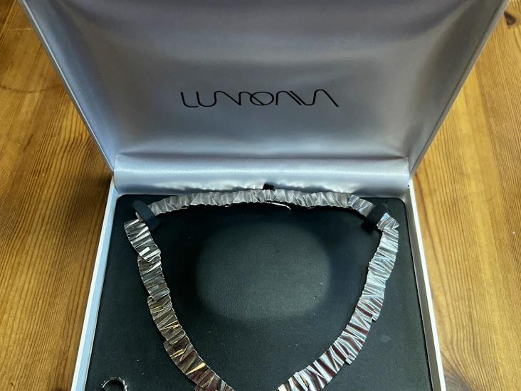 Lumoava aarni kaulakoru ja korvakorut