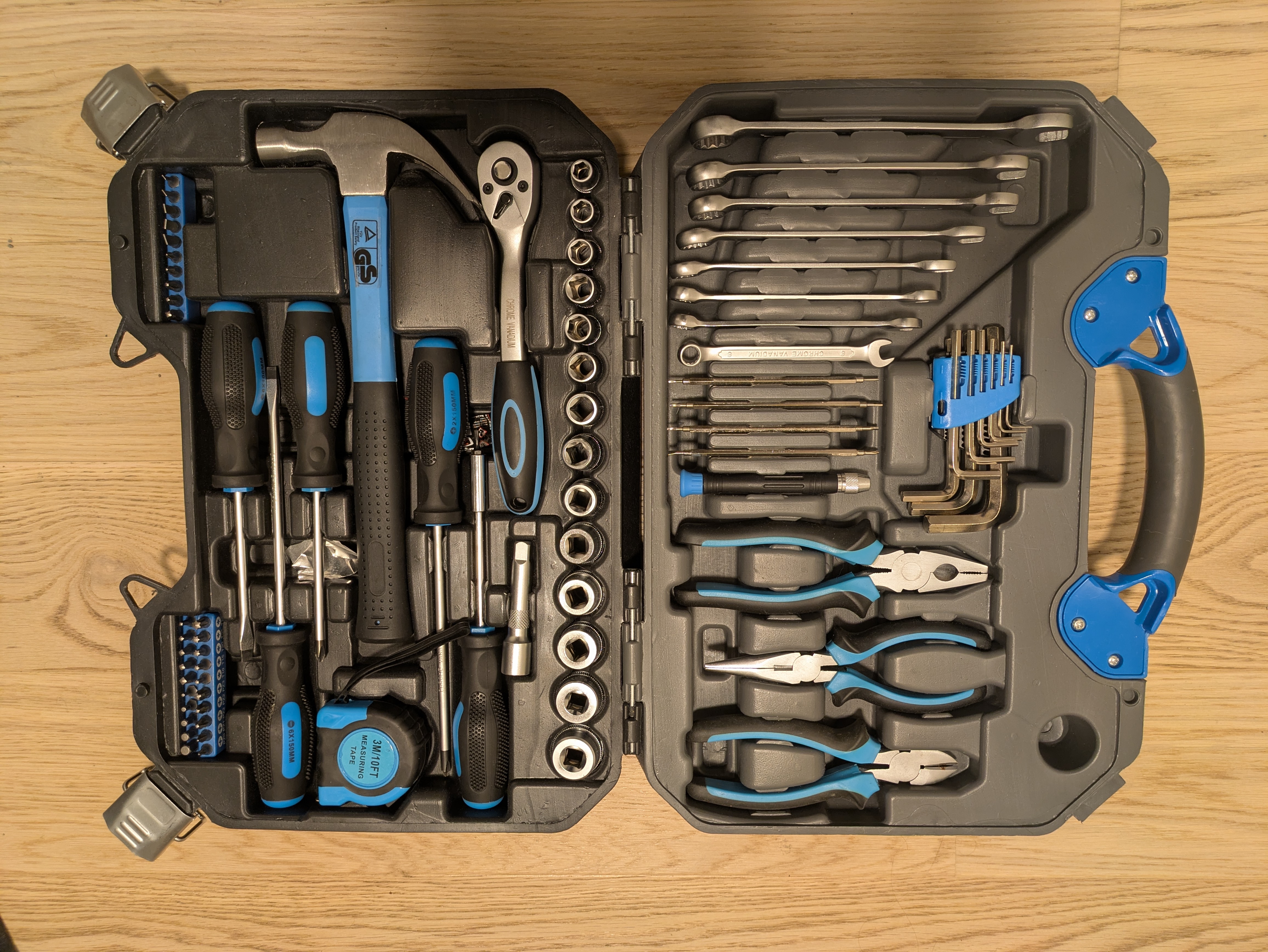 Verktøykasse med diverse utstøy