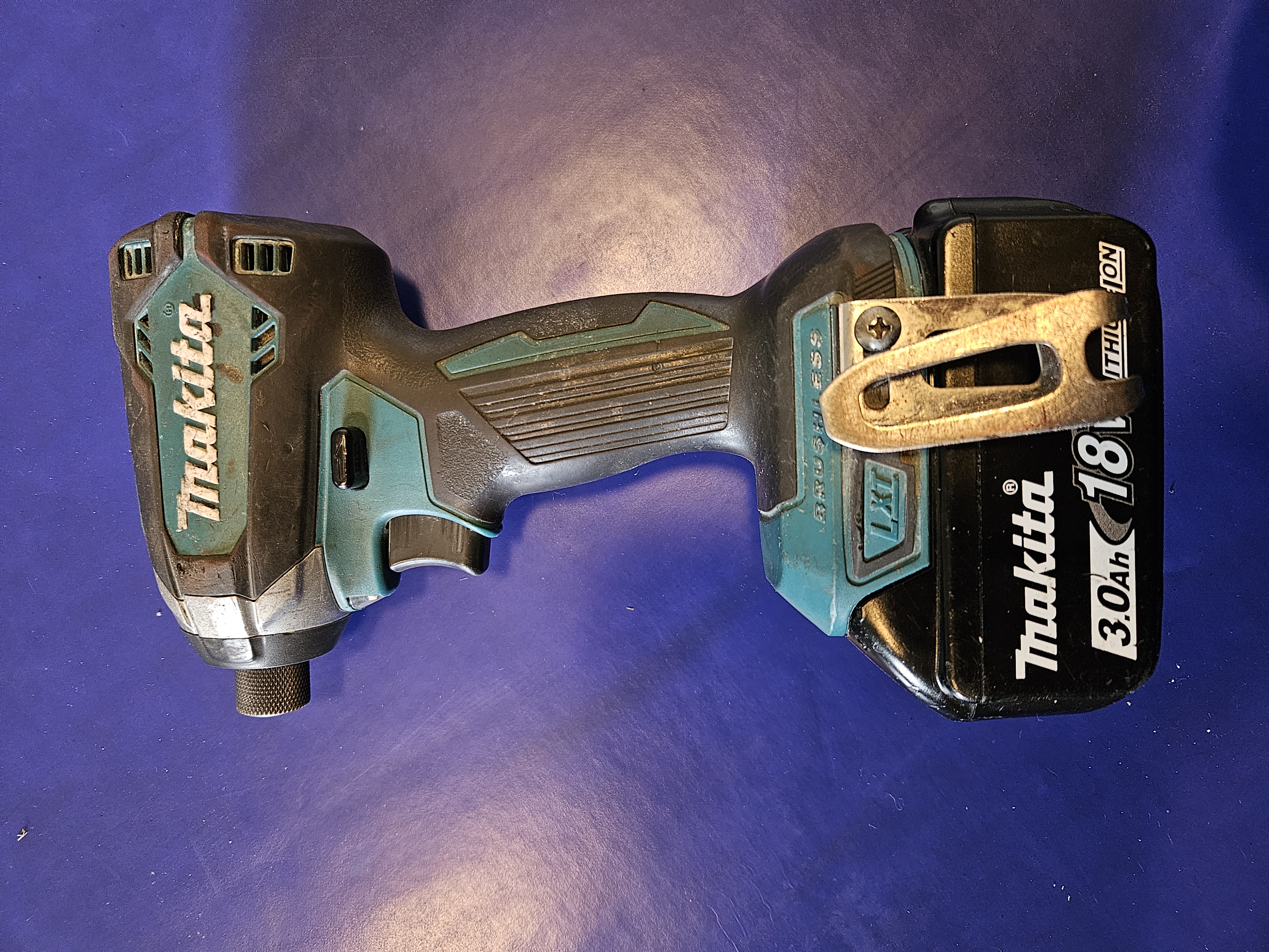 Iskevä ruuvinväännin makita dtd153