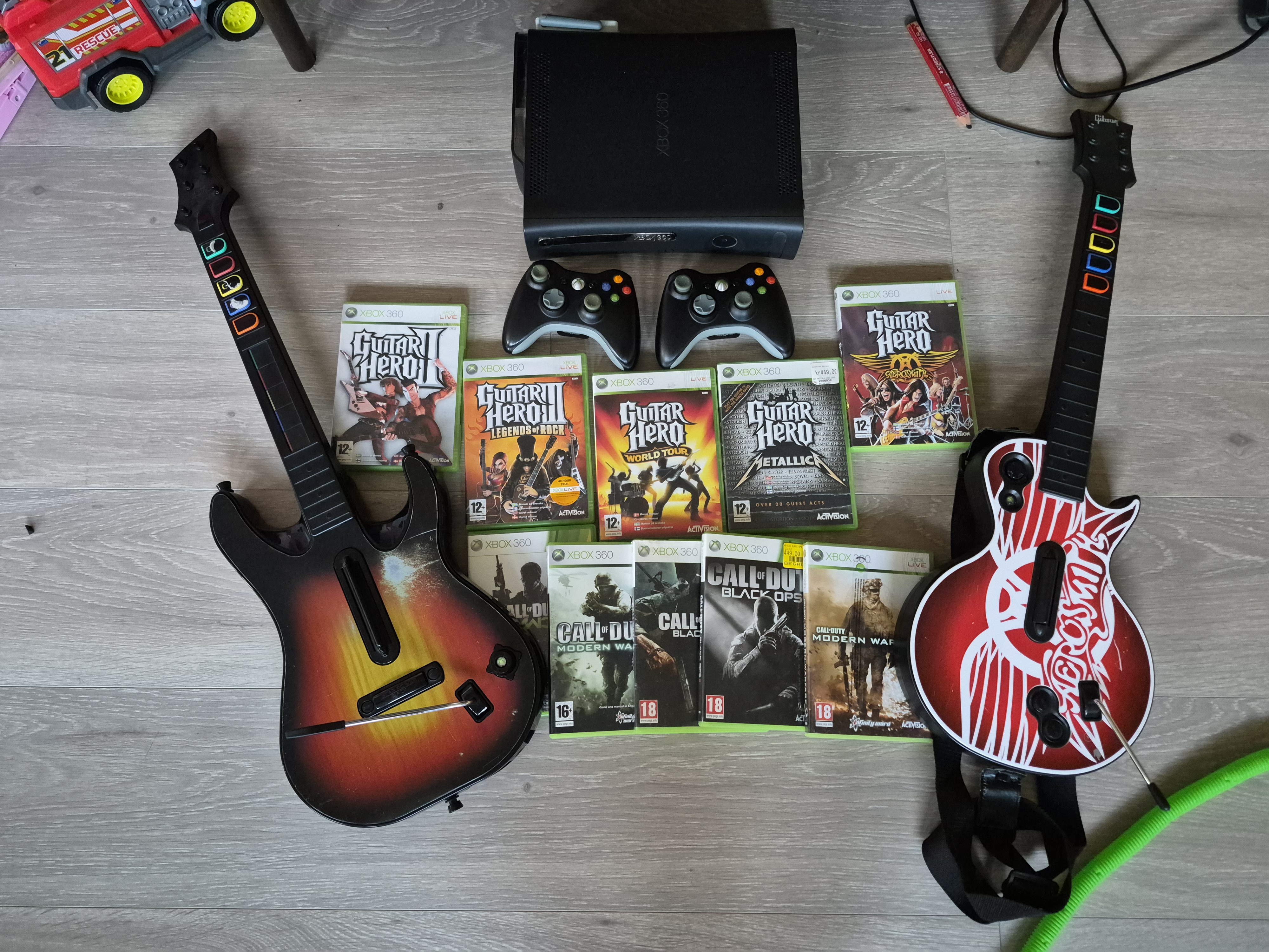 Xbox 360 guitar hero-pakke – 2 gitarar og 5 spel