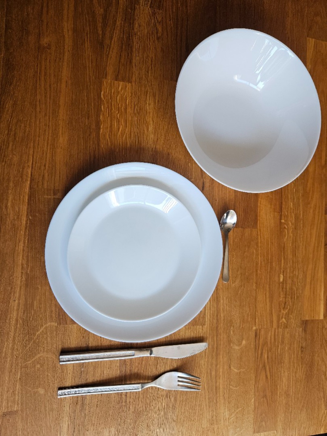 Talrikar, assietter, bestick och skålar