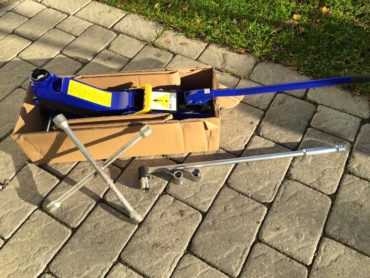 Garagedomkraft 2 ton och fälgkors